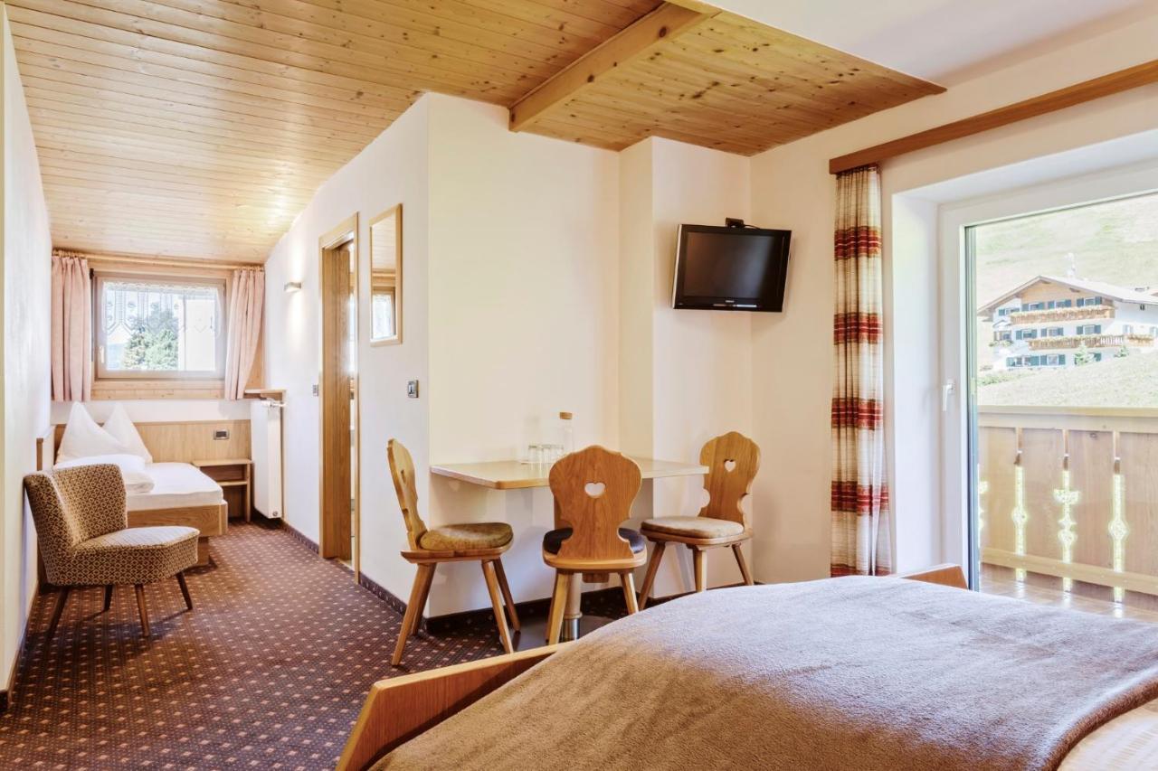 Bed and Breakfast Garni Charlotte Wolkenstein in Gröden Exterior foto