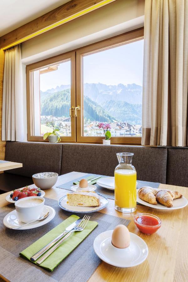 Bed and Breakfast Garni Charlotte Wolkenstein in Gröden Exterior foto
